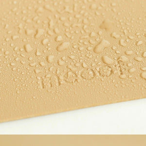 Water droplets on waterproof Meoof Gulu pet placemat – easy-to-clean surface for tidy feeding zones.