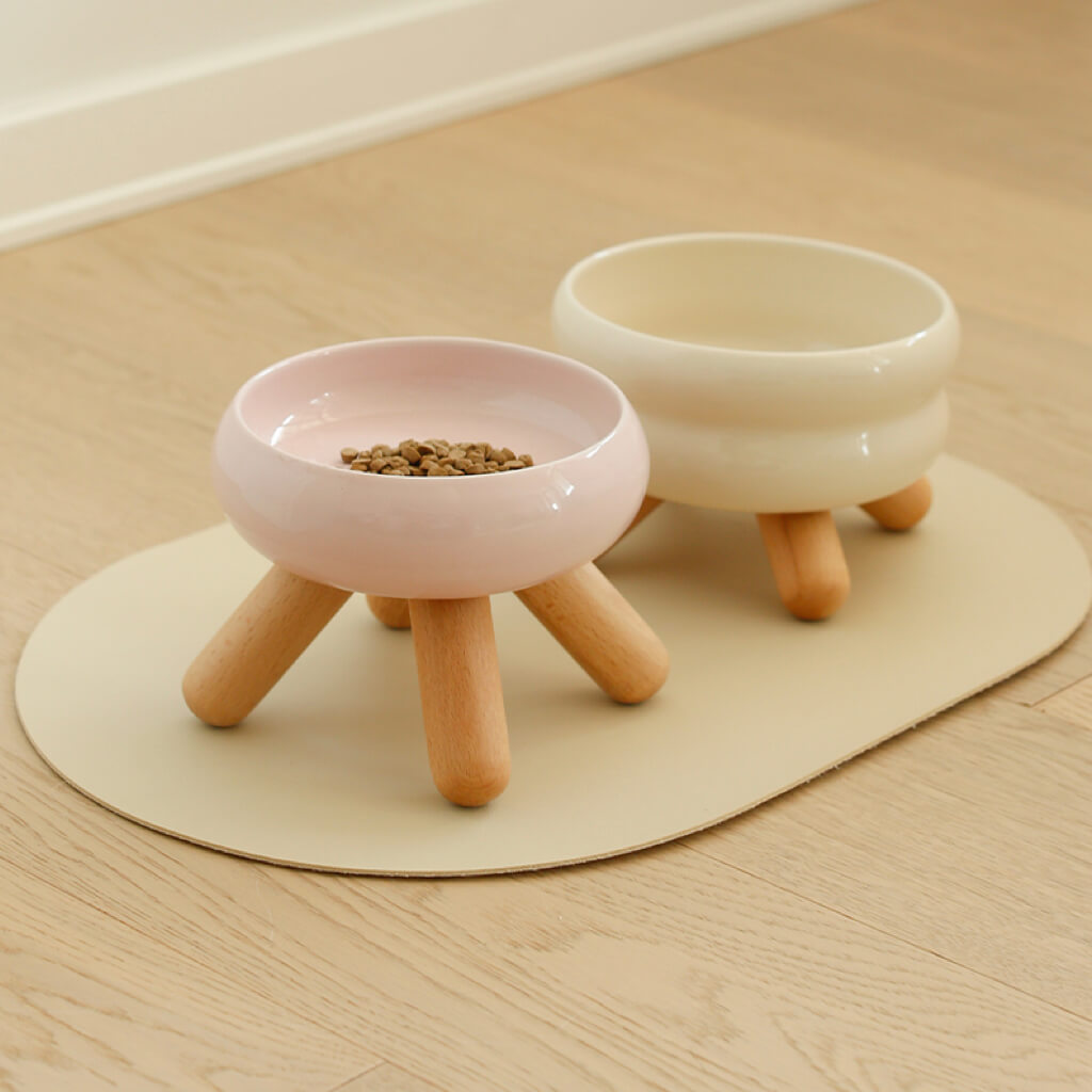 Matching ceramic food and water bowls on Meoof Gulu dining mat – elegant and functional pet mealtime setup.