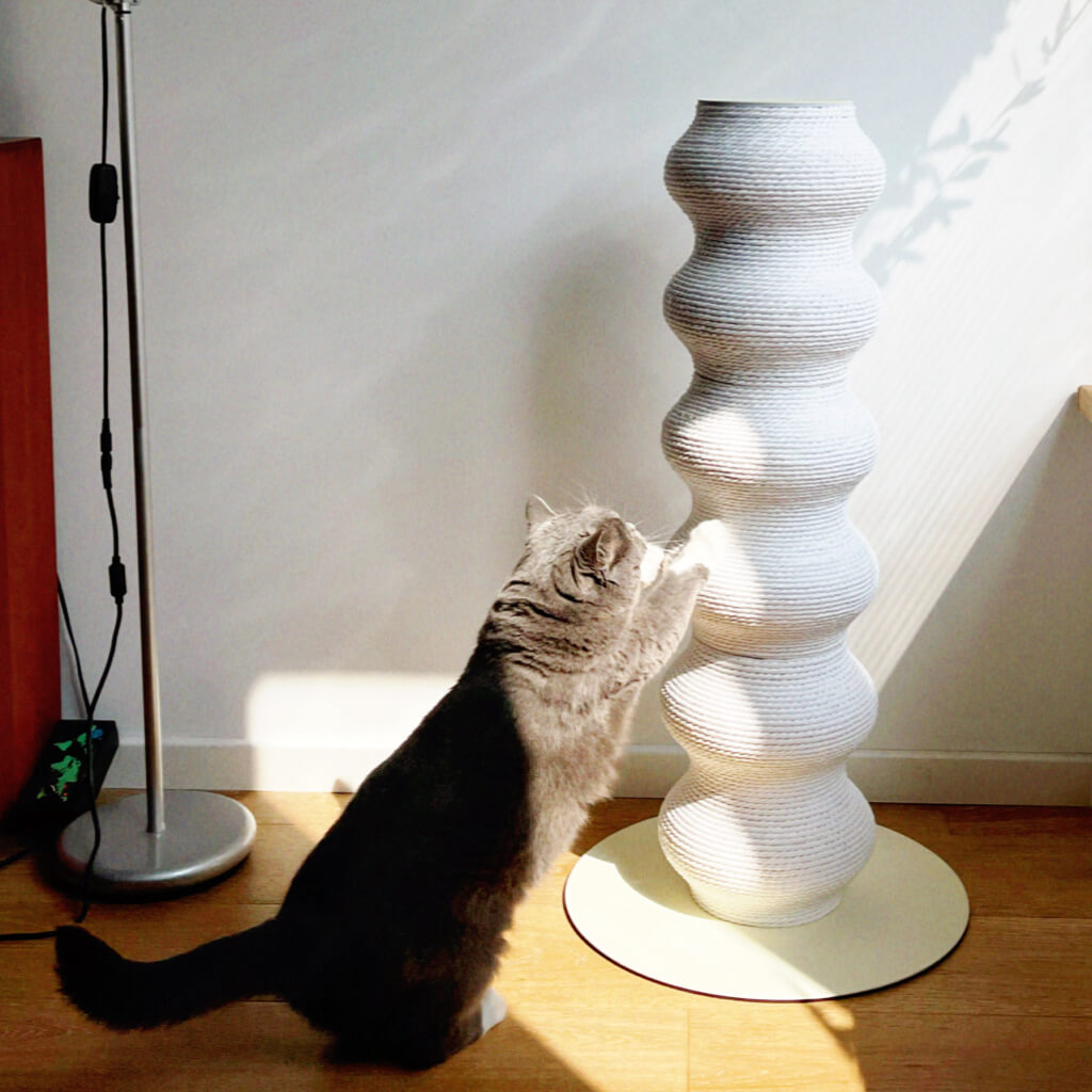 Minimalist Design Wavy Scratching Post White Pewos