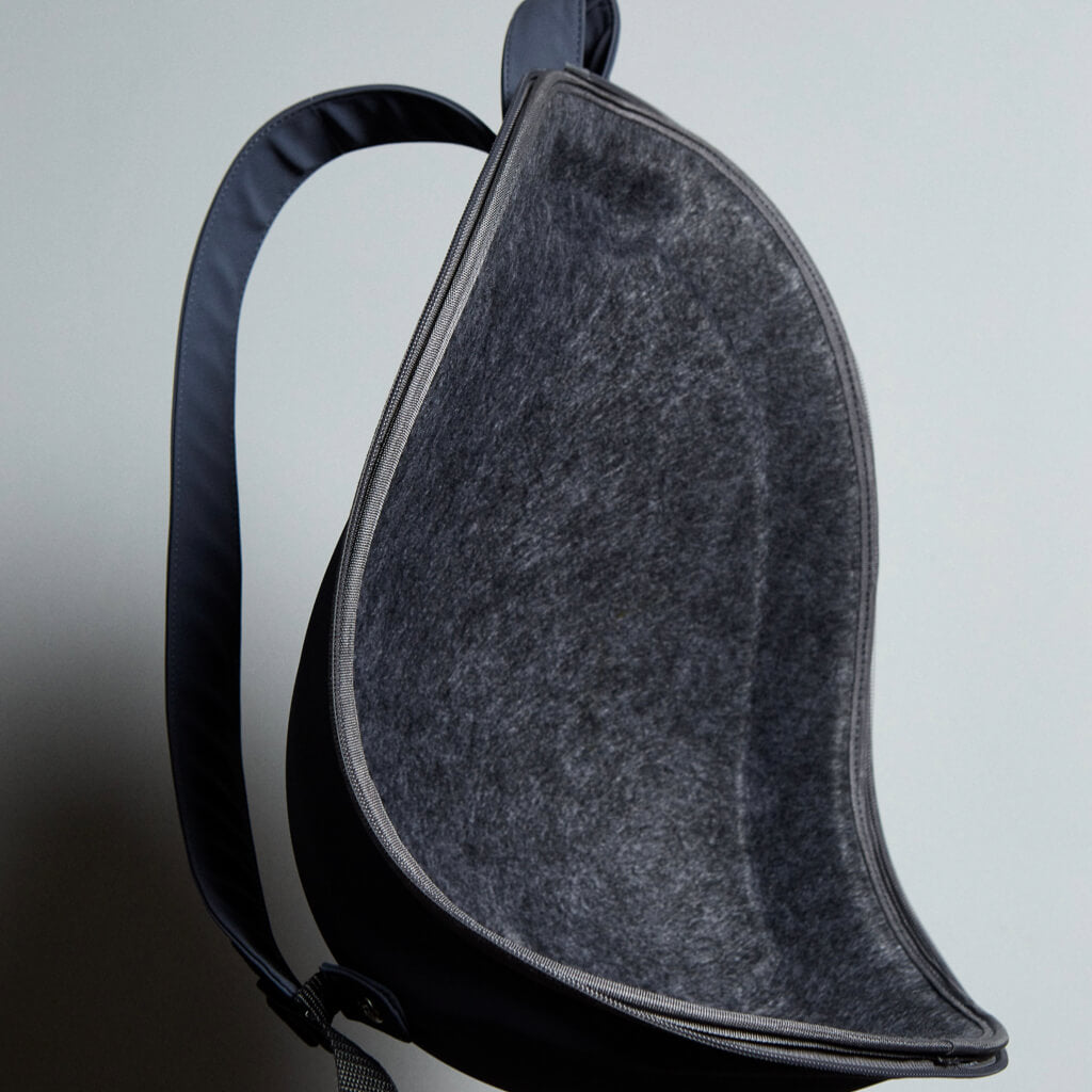 nterior view of the Extra-light Cat Travel Backpack, displaying the soft, comfortable lining.