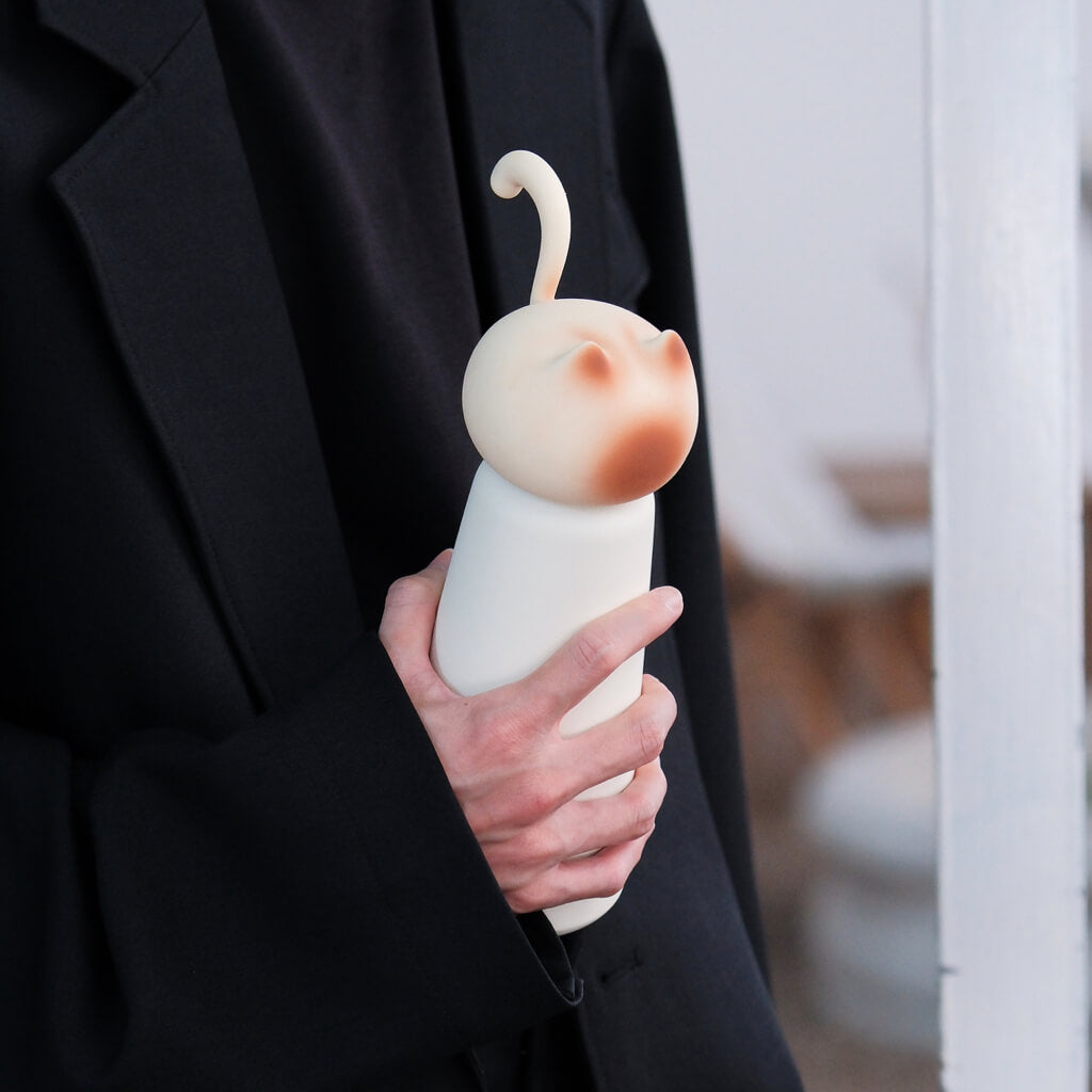 Siamese Cat insulated water bottle 500ml in hand — leakproof stainless steel thermos with soft silicone cat-head lid and tail handle.