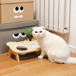 White cat eating from the Daisy Flower Standing Pet Bowl, showcasing the elevated feeding platform.