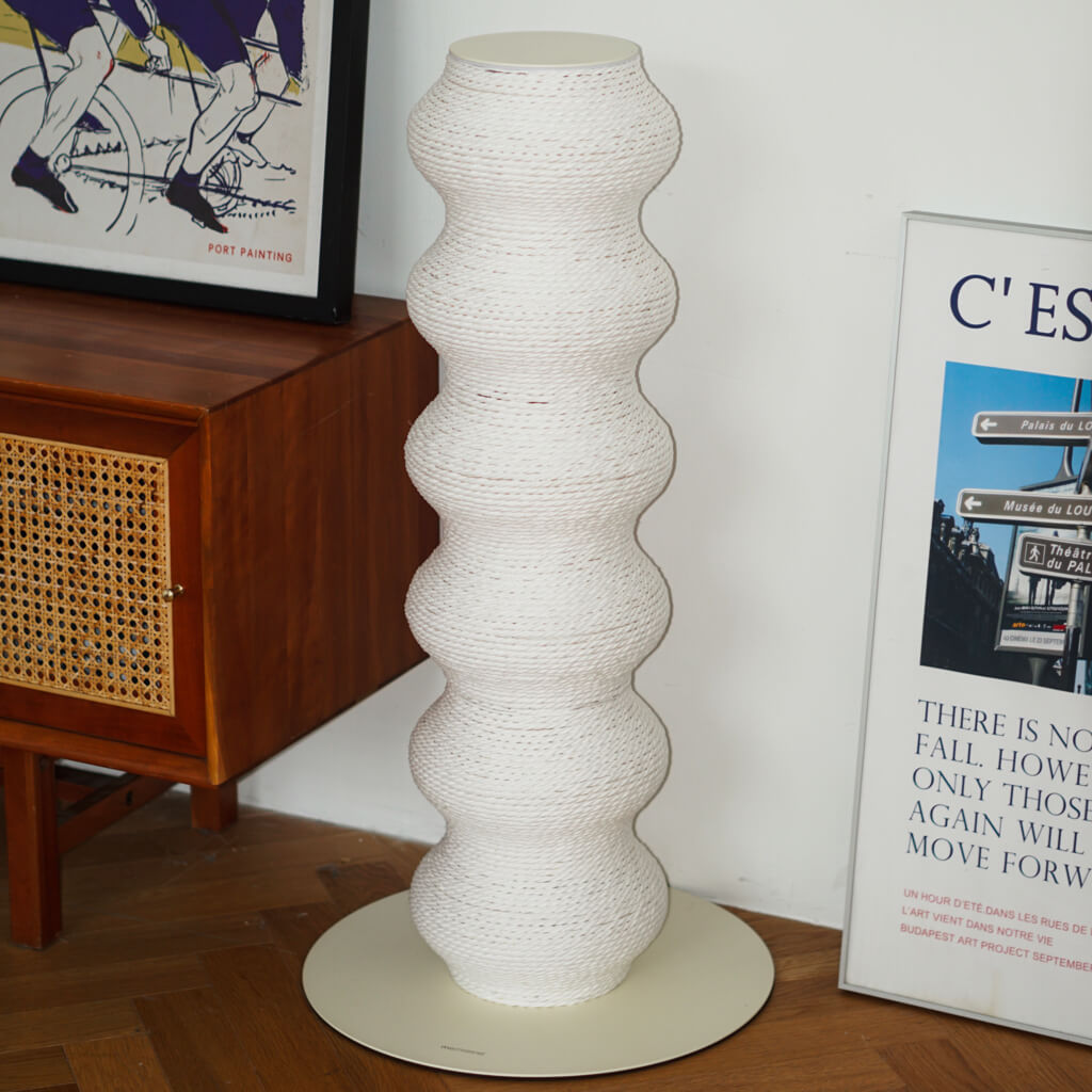 Momoland Coral Scratcher – Minimalist Wavy Cat Scratching Post in White; tall floor-standing vertical scratch tower with stable round base in modern living room.
