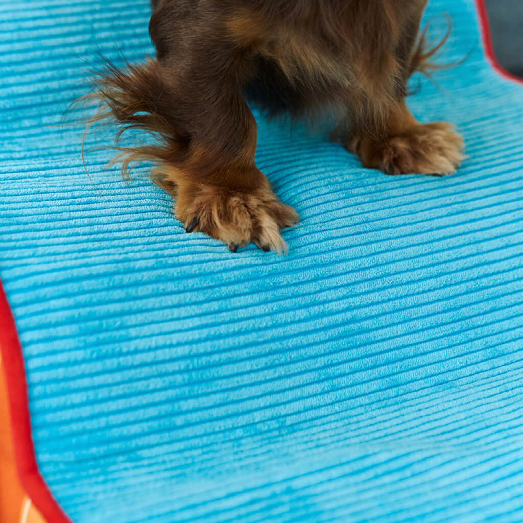 Detail shot of ZEZE foam pet stairs—ribbed corduroy surface and rounded, joint-friendly step profile.