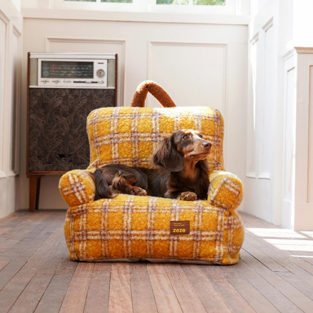 ZEZE yellow plaid armchair pet bed—dachshund lounging on bolstered chair with carry handle; plush, cozy couch for cats and small dogs.