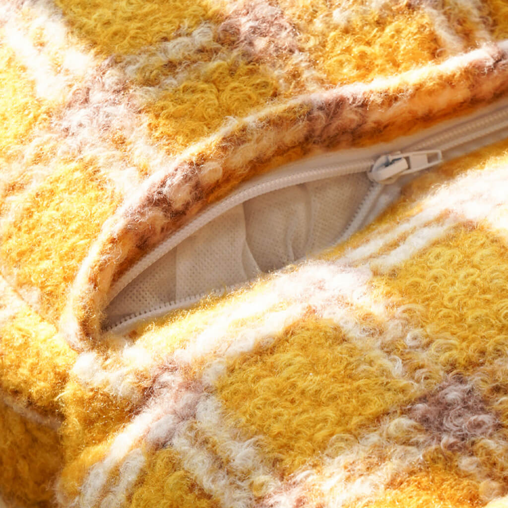 Detail: hidden zipper on ZEZE yellow plaid pet sofa—removable insert for easy cleaning and maintenance.